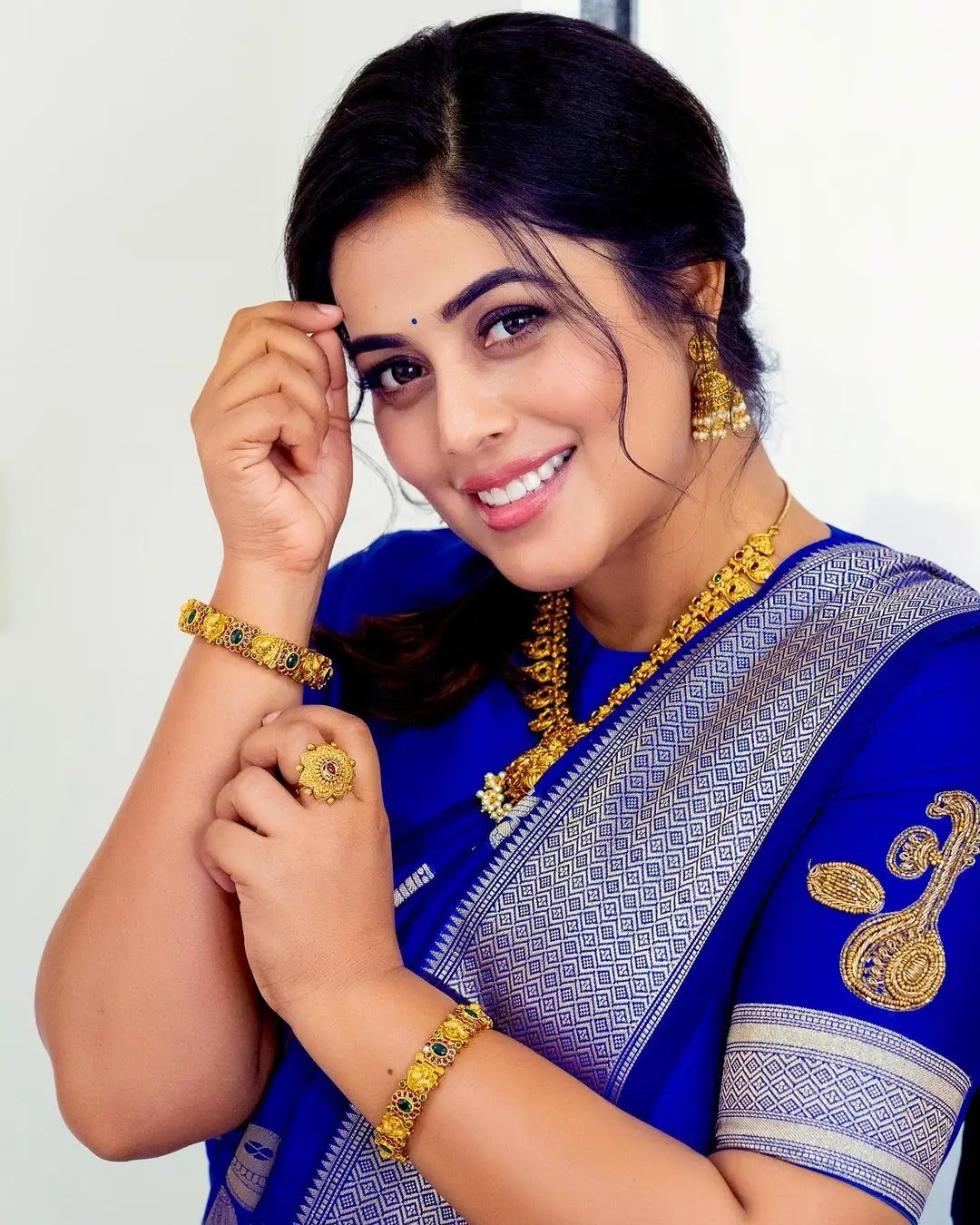 shamna kasim wearing beautiful jewellery blue saree